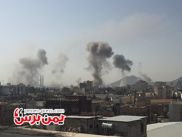 بالصور: التحالف يشن غارات عنيفة على معسكر قيادة قوات الأمن الخاصة وسط العاصمة صنعاء