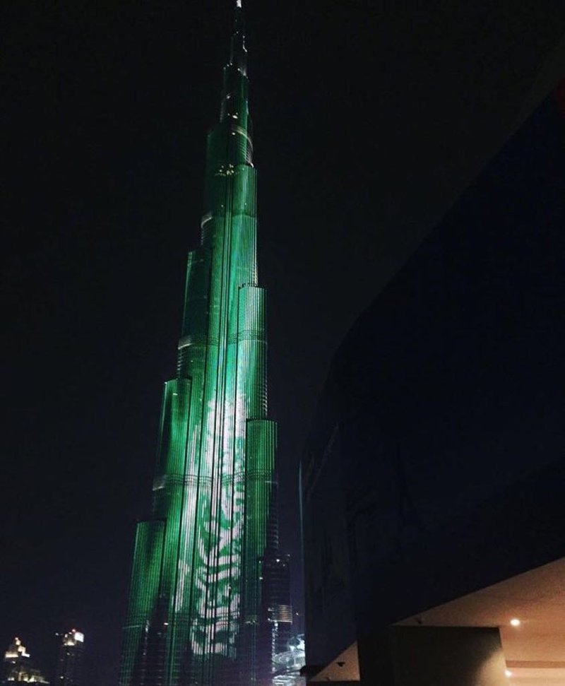 برج خليفة بدلي يتوشح بالعَلَم السعودي بعد تأهُّل المنتخب الأخضر إلى كأس العالم 2018