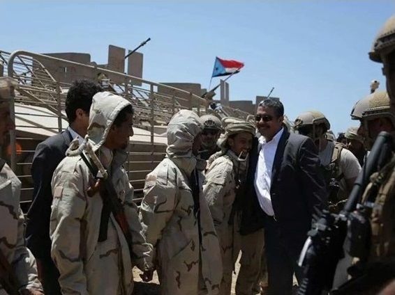 نشطاء يهاجمون بحاح : خلي عندك شجاعة وارفع علم الجمهورية اليمنية