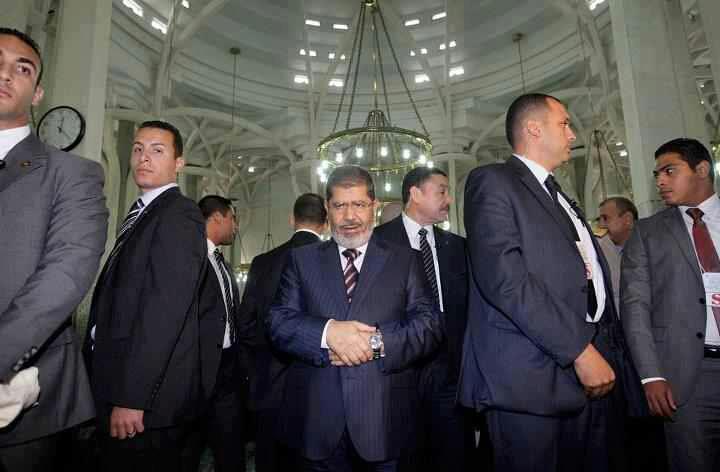 محمد مرسي يصلي مضطرباً وسط حراسة الشخصيين ..صورة تثير الجدل على الفيس بوك