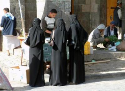 عصابة إجرامية مجهولة تعتدي على الفتيات برشهن بماء النار في صنعاء
