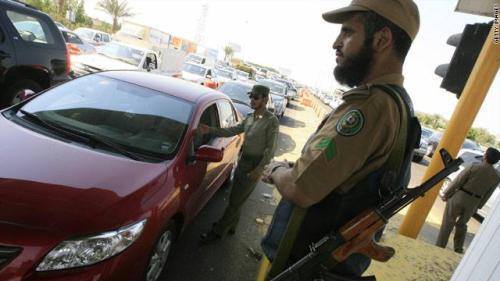 السعودية تعتقل آلاف الأجانب ومحاولات لفرار جماعي