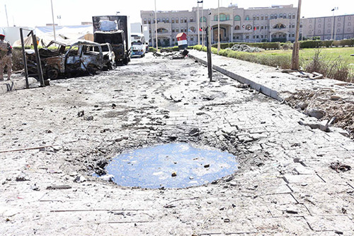 آثار الدمار داخل مجمع وزارة الدفاع اليمنية جراء الهجوم المسلح (5