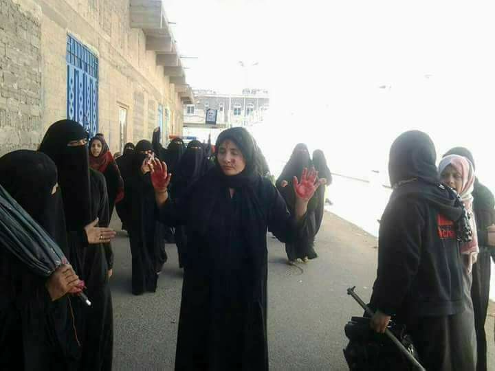 الحوثيون يعتدون على مظاهرة نسائية بصنعاء طالبت بتسليم جثمان «علي صالح»