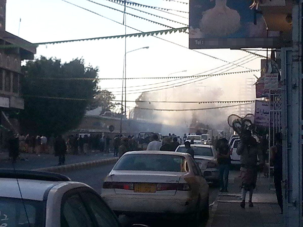 صور أولية للإنفجار الذي وقع في شارع كلية الشرطة بصنعاء