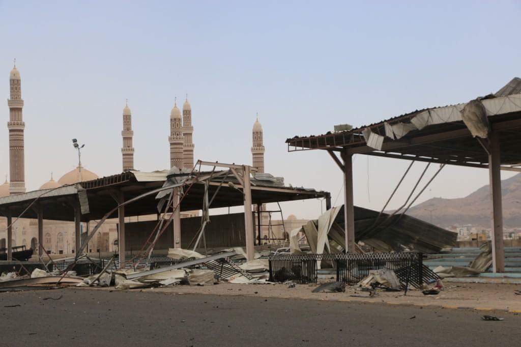بالصور: هكذا بدت منصة ميدان السبعين في صنعاء بعد قصف طيران التحالف