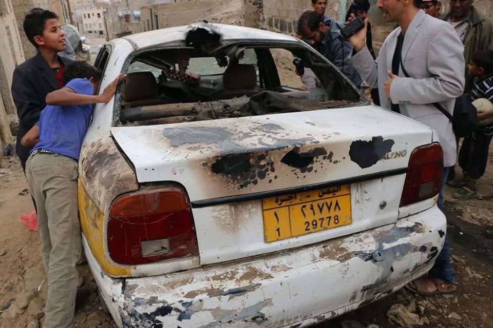صواريخ الحوثيين تنفجر في سماء العاصمة صنعاء وتدمر سيارات المواطنين (صور)