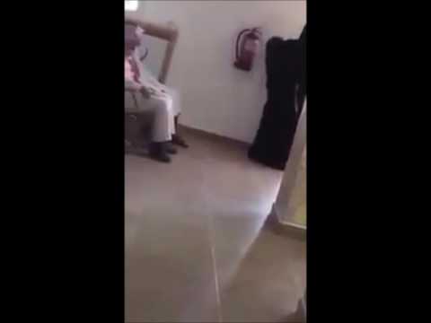 سيدة سعودية تقتحم مستشفى في الرياض وترعب الممرضات بسلاح رشاش آلي (فيديو)