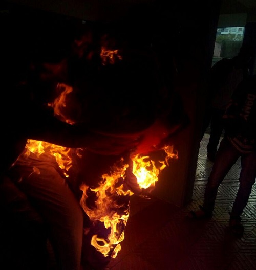أحد جرحى المقاومة بالهند يضرم النار في جسده بسبب الإهمال!