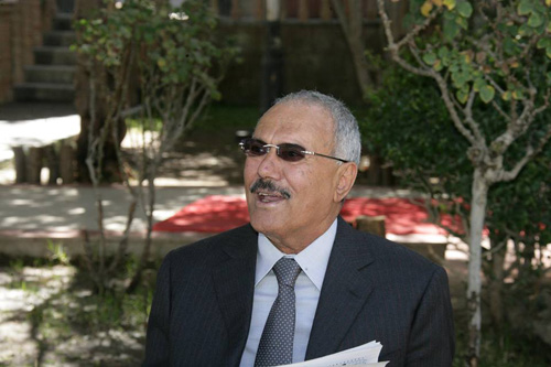 علي عبدالله صالح في حديثة منزله بالعاصمة صنعاء