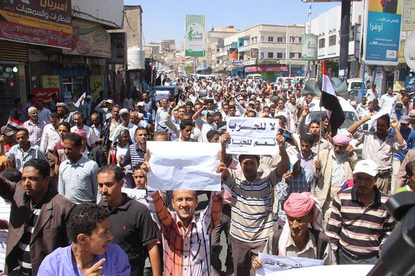 بالصور.. مسيرة حاشدة لأبناء الحالمة رفضاً للانقلاب الحوثي