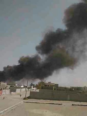 اندلاع حريق هائل في معسكر شمال مدينة عدن