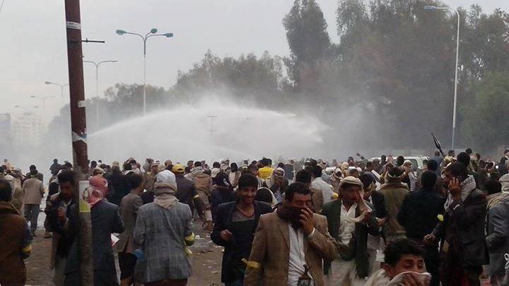 قوات مكافحة الشغب تفض اعتصام جماعة الحوثي في شارع المطار بصنعاء بعد مهله ساعة ونصف