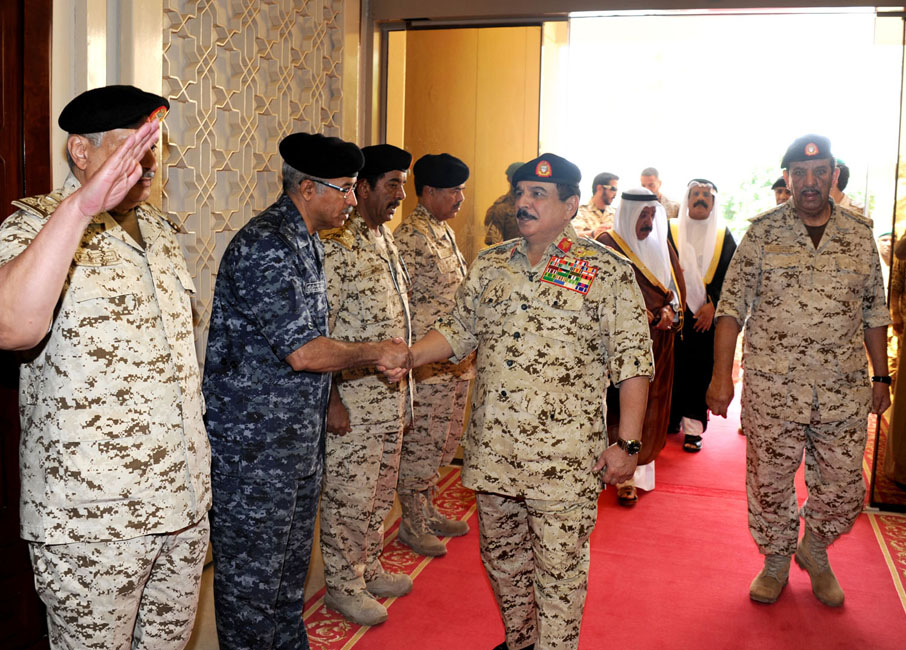 ملك البحرين يعلن مشاركة نجليْة ضمن قوات التحالف في اليمن