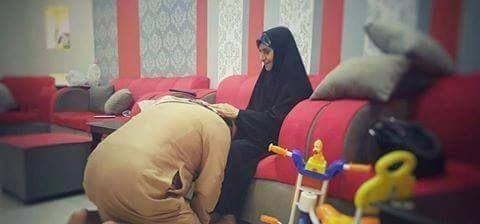 بعد أعوام من الفراق.. برلماني يمني يرفع والدته ويخر باكياً تحت قدميها