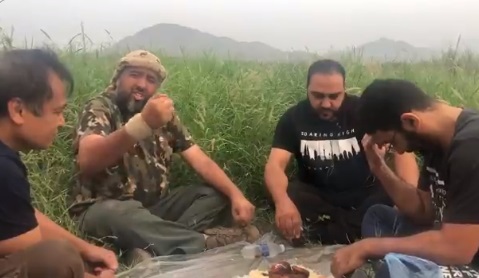 عقب مزاعم أسره ونقله إلى صنعاء محمد العرب يفاجئ الحوثيين بظهوره في مران (فيديو)