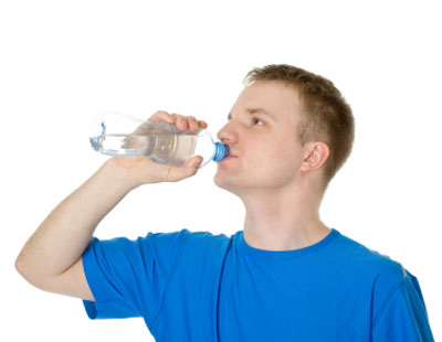 لماذا يجب أن تتوقف عن شرب الماء مع وجبات الطعام ؟
