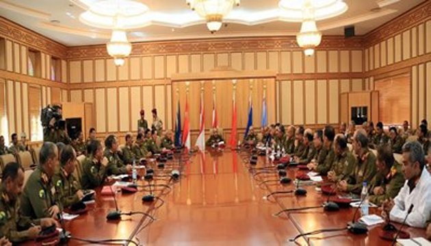 الصبيحي يرأس أول اجتماع لقيادات وزارة الدفاع وهيئة الأركان منذ صدور الإعلان الدستوري