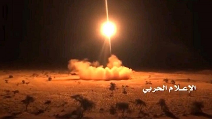 الحوثيون يعلنون استهداف مواقع الجيش الوطني في المخا