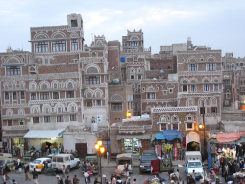 مستشار بريطاني: اليمن يواجه ظروفاً معقدة تعرقل إزدهاره