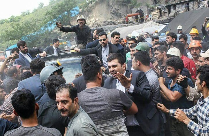 تعرض الرئيس الإيراني لهجوم من قبل عمال المناجم شمال البلاد (فيديو)