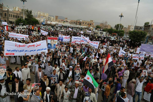 ثوار اليمن يحررون ميدان التحرير ويرفعون صور الرئيس مرسي ويحرقون صور وزير الدفاع (صور)