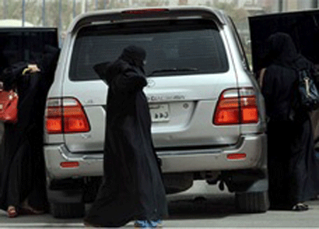 ضبط سعودية أربعينية تقود سيارة بها 15 فتاة يرقصن دون عباءات