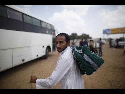 شاب يمني رحلته السلطات السعودية، تصوير: خالد عبدالله - رويترز