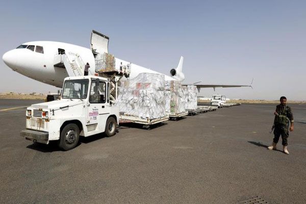 طائرة تفرغ حمولتها من الأدوية بمطار صنعاء (إرشيف)