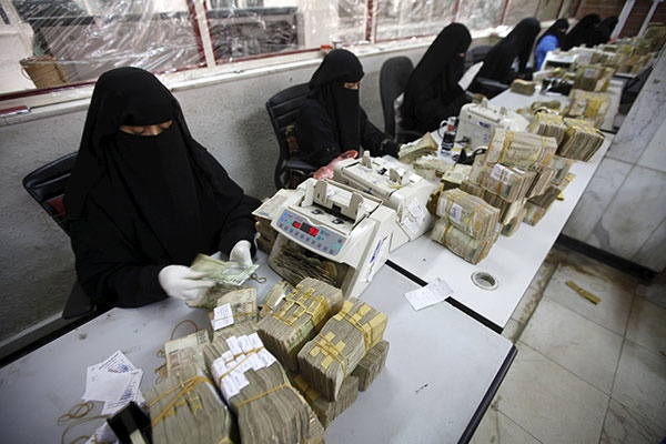 المغتربون يمكن أن يكون لهم الدور الأكبر في إنقاذ العملة اليمنية