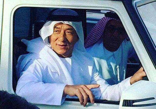 شاهد الممثل العالمي جاكي شان بالزي الخليجي في دبي الإمارات (صور)
