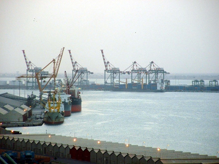 قيادة التحالف العربي تقرر إعادة فتح ميناء عدن أمام السفن بعد يومين من إغلاقه