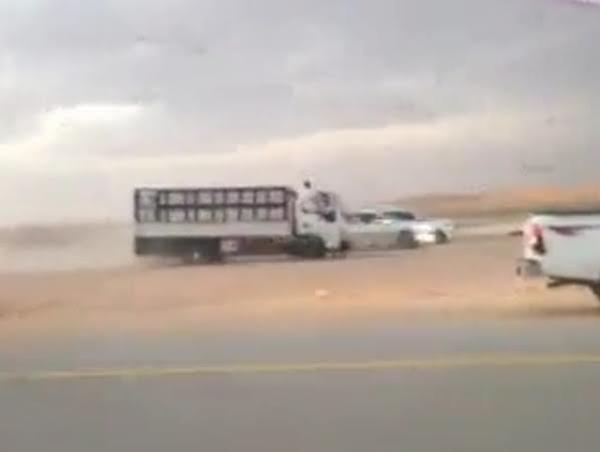 السعودية: مطالبات شعبية بمكافأة شاب عرّض حياته للخطر لإيقاف مركبة هاربة (فيديو)