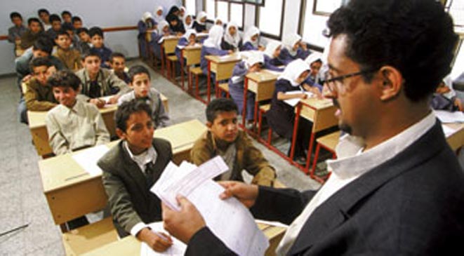 طالبان في الضالع يحاولان إحراق معلمهم