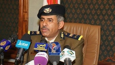 وزير الداخلية يغادر صنعاء في زيارة مفاجئة للسعودية