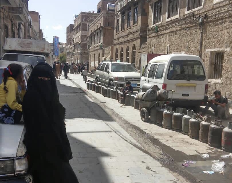 الحوثيون يمنعون مقطورات الغاز من دخول العاصمة صنعاء ويحتجزونها في ذمار