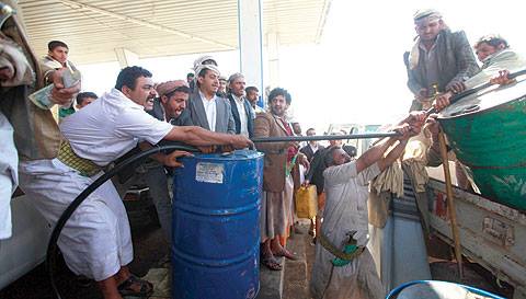 حزب يمني يكشف عن 13 سبباً لأزمة المشتقات النفطية 