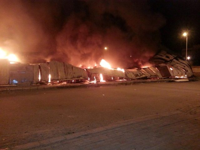 طيران التحالف يلحق مجمع تجاري خسائر مادية كبيرة بمحافظة عدن