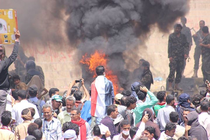 متظاهرين أمام معسكر قوات الأمن الخاصة بمدينة تعز