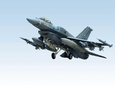 طائرات التحالف تنفذ عملية إنزال  لأسلحة نوعية للمقاومة في أبين