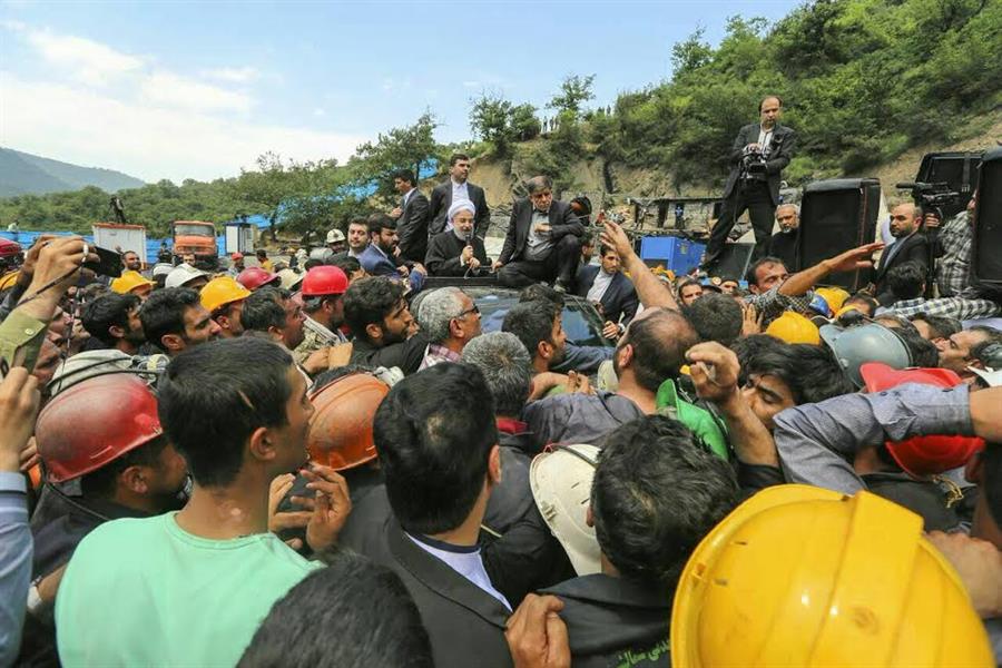 شاهد.. محتجون غاضبون يوقفون سيارة الرئيس الإيراني بالقوة ويحاولون الاعتداء عليه