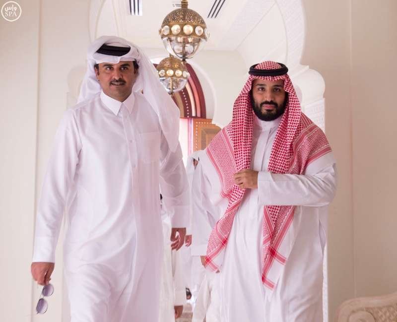 محمد بن سلمان يتلقى اتصالاً هاتفيًّا من أمير دولة قطر: تميم يطلب الجلوس على طاولة الحوار