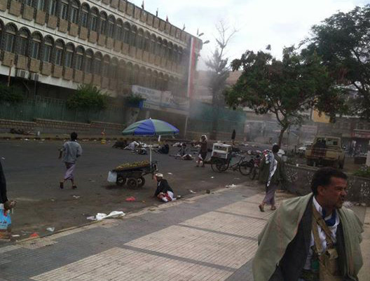لحظة وقوع الإنفجار أمام البنك اليمني للإنشاء والتعمير وسط ميدان 