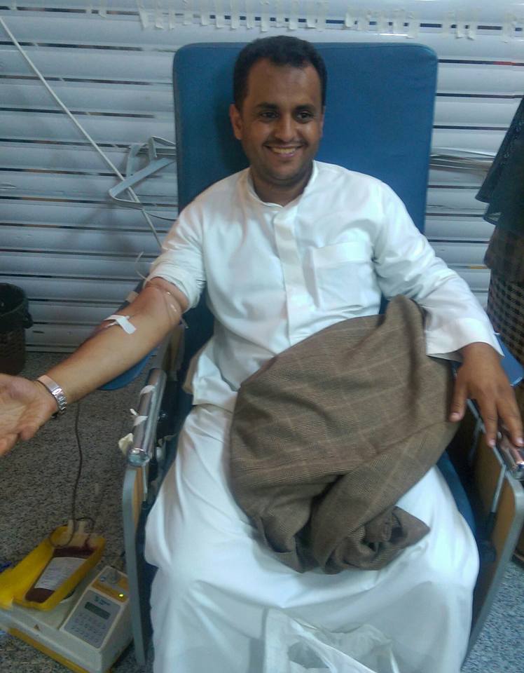 مئات اليمنيين يزدحمون على مزاكز التبرع بالدّم ويدينون جريمة القاعة الكبرى