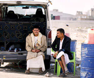 فضيحة مدوية للحوثيين: أسواق صنعاء تعج بالمواد الإغاثية