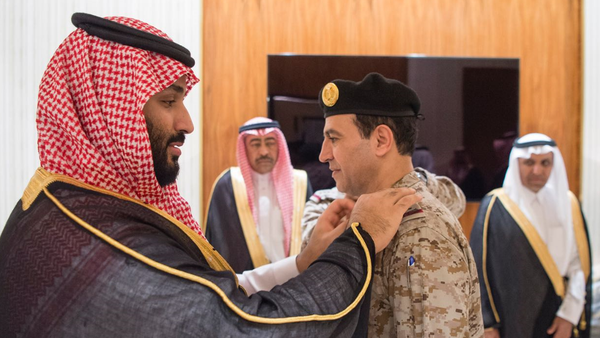بالصور.. محمد بن سلمان يقلد قائد القوات البحرية رتبته الجديدة