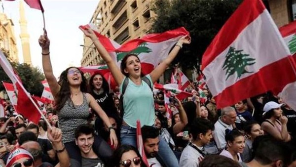متظاهرات لبنانيات يرفعن شعار 