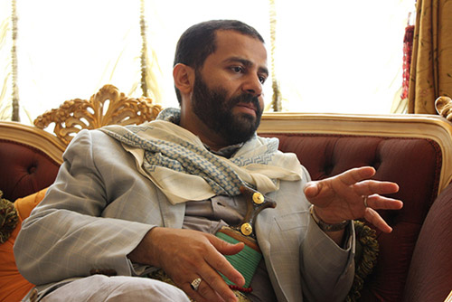 حميد الأحمر في قصره بمنطقة حدة بالعاصمة صنعاء 2011 (أرشيف)