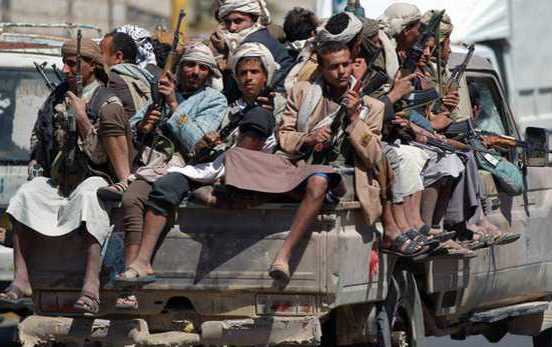 مسلحين حوثيين ينهبون محلات ومعارض القحيط للمفروشات في منطقة مذبح بالعاصمة