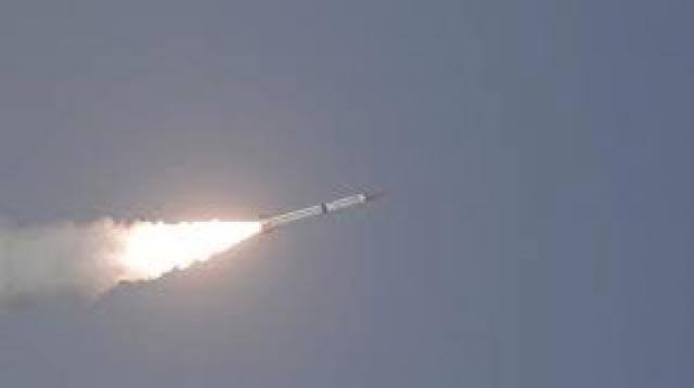 حصيلة ومصدر القصف الصاروخي الحوثي الذي استهدف حيًا سكنيًا في مدينة مأرب 